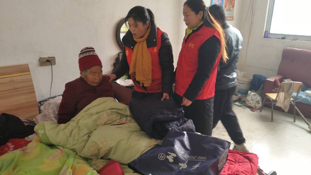 志愿者看望贫困留守老人